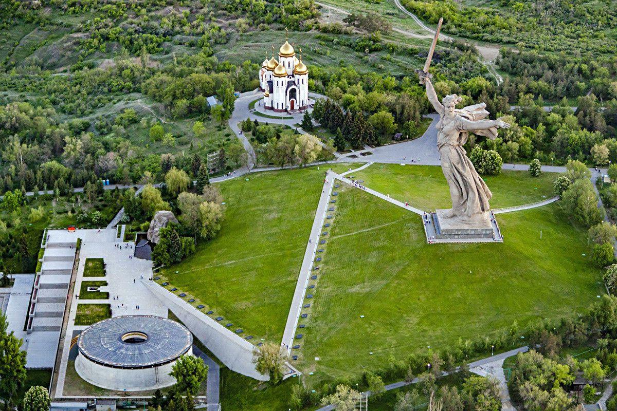Величественный монумент «Родина-мать зовёт!». Мамаев курган.  Город-герой Волгоград.