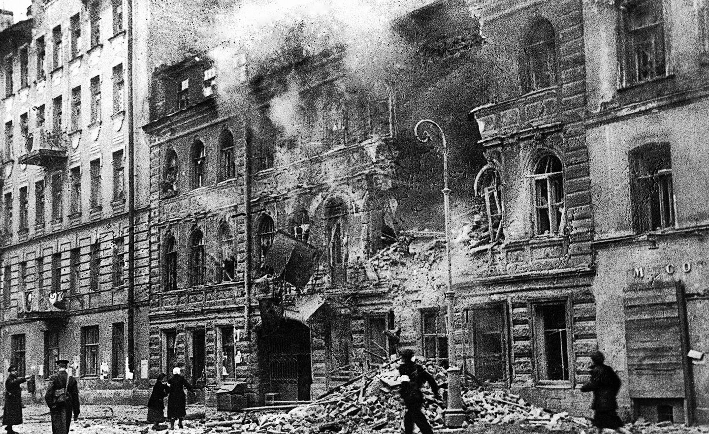 На улице Маяковского в Ленинграде во время обстрела немецкой артиллерией. Сентябрь, 1941 г.