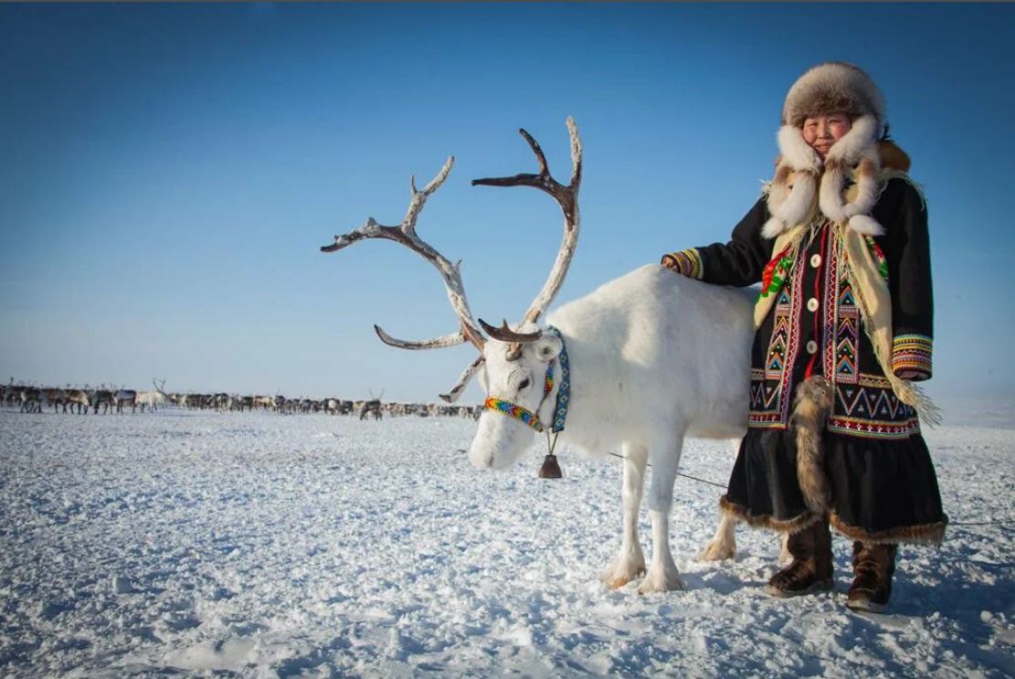 Женщина якутка и якутский олень