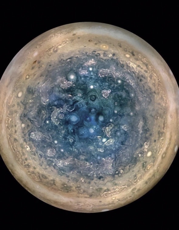 Южный полюс Юпитера / © NASA / JPL-Caltech / SwRI/MSSS / Betsy Asher Hall / Gervasio Robles