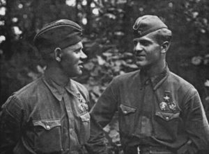 Анатолий Васильевич Самочкин (слева) (1914-1977) и штурман Иван Александрович Кобылянский (1921-1945)