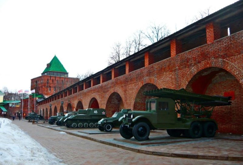 Военная техника у стен нижегородского Кремля