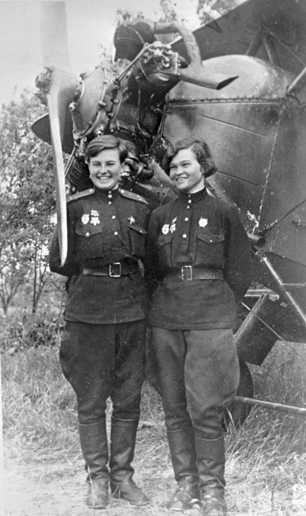 Наталья Меклин (Кравцова) и Ирина Себрова у самолета У-2.