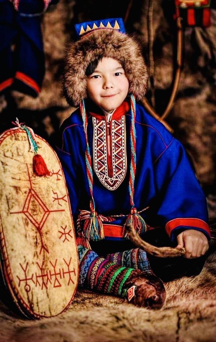 Саамский мальчик в традиционной одежде, Кольский полуостров, Россия 
Фото: Александр Химушин