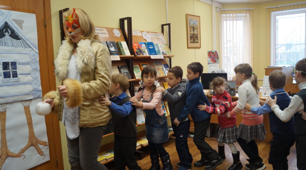 Дети на новогоднем мероприятии в библиотеке