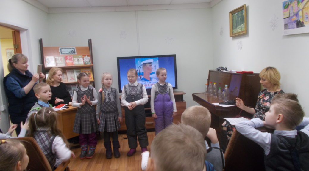 Дети читают стихи на мероприятии в библиотеке