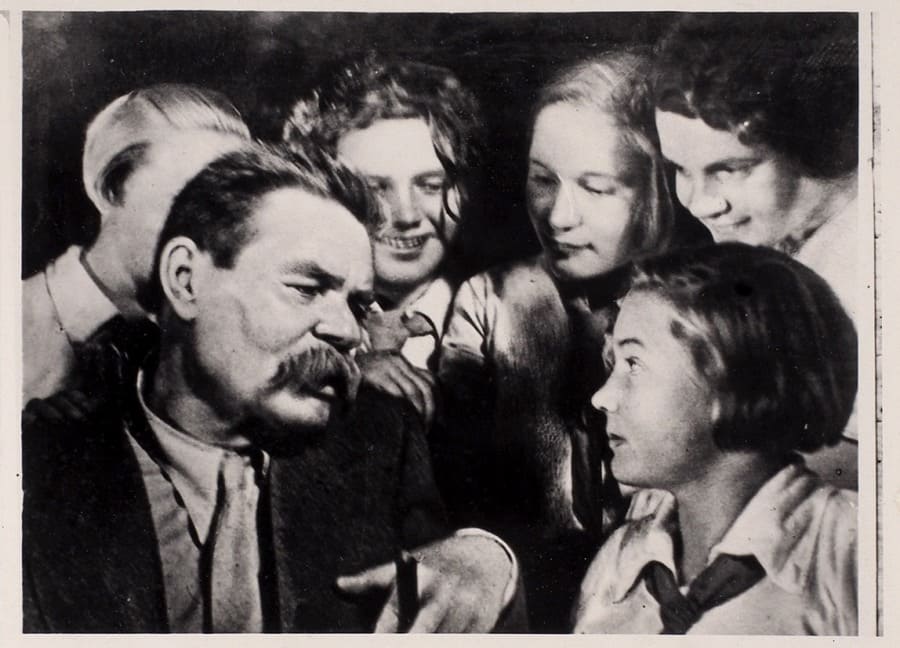 Максим Горький с пионерами. 1930-е годы 