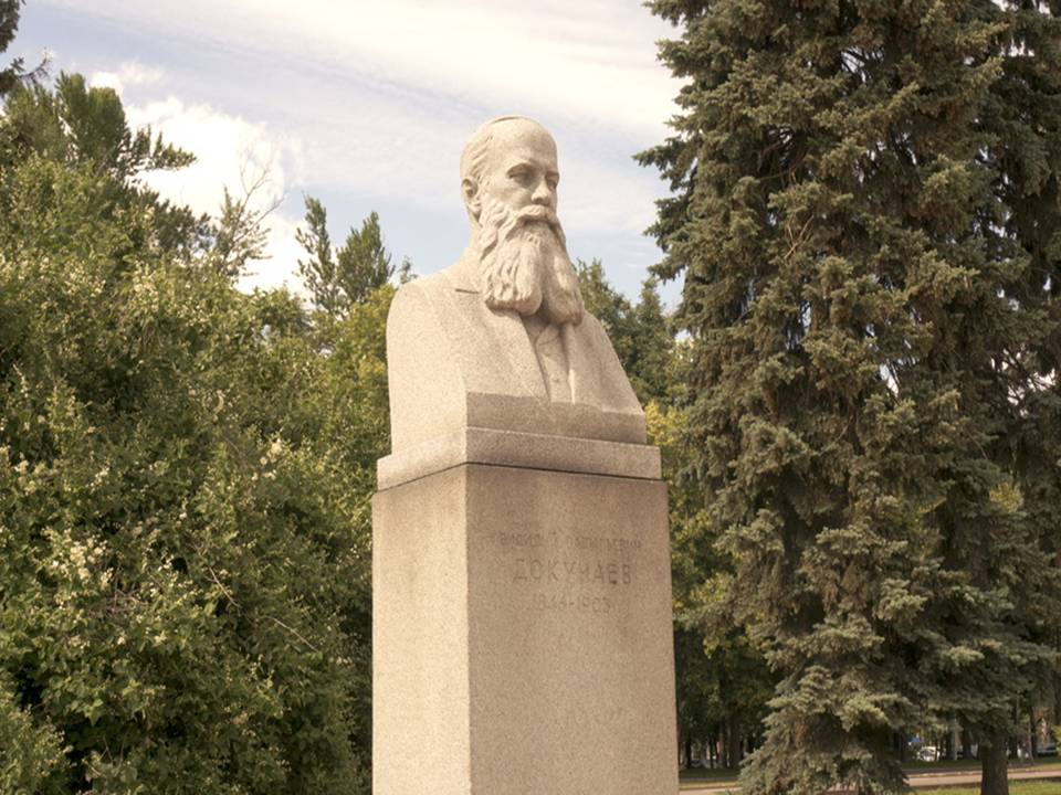 Памятник В.В. Докучаеву на аллее ученых МГУ им. М.В. Ломоносова / Фото: И. Гольденгершель