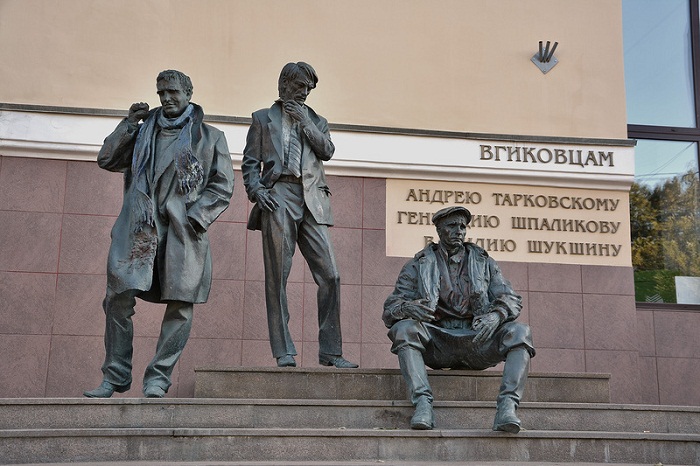Памятник "ВГИКОВЦАМ". Андрею Тарковскому, Геннадию Шпаликову, Василию Шукшину.
Три бронзовые фигуры расположились на ступеньках у входа в главный корпус ВГИКА: Шукшин сидит, а Тарковский и Шпаликов стоят рядом. Надпись на стене института:
ВГИКОВЦАМ
Андрею Тарковскому, Геннадию Шпаликову, Василию Шукшину.
Материалы: бронза, гранит