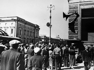 Жители СССР слушают речь В. Молотова по радио. 22 июня 1941 года.