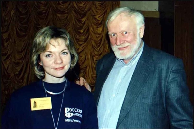 К. Булычев и Наташа Гусева (исполнительница роли Алисы в к/ф «Гостья из будущего»)