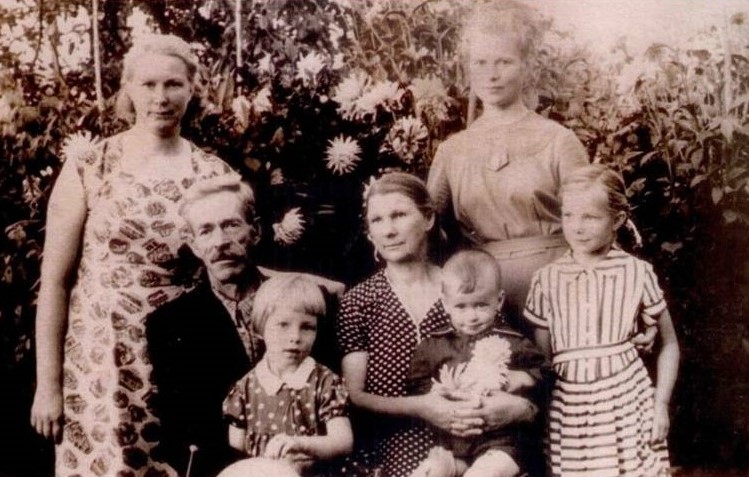 Недошивины Александр Михайлович и Евдокия Павловна с дочерьми и внуками,
 слобода Печеры. Фото 60-х годов.