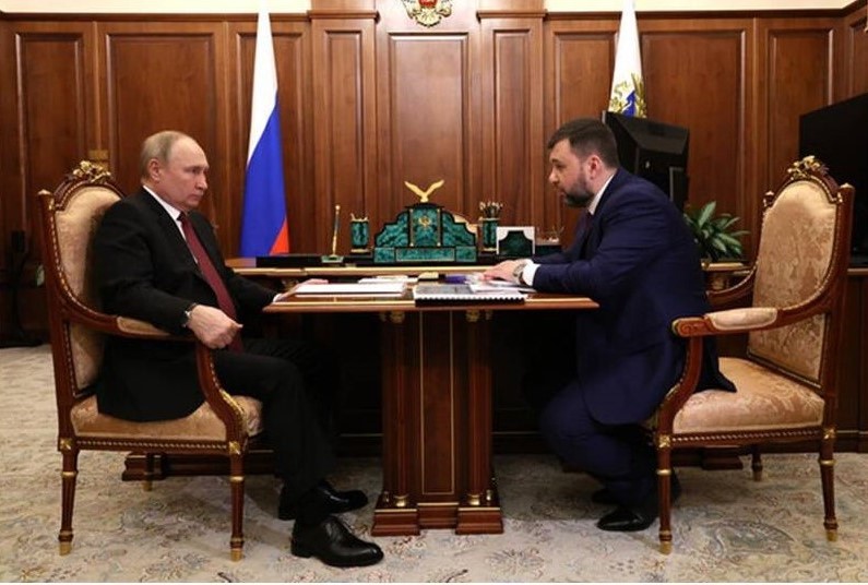 Глава ДНР Денис Пушилин в ходе встречи с Президентом России Владимиром Путиным рассказал историю 21-летнего бойца, который в одиночку оборонял позиции в Гришино. Фото: kremlin.ru