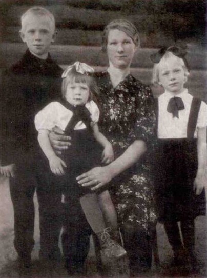 Недошивина Евдокия Павловна (1908-1995 г.г.)  с детьми.
Фото военной поры.