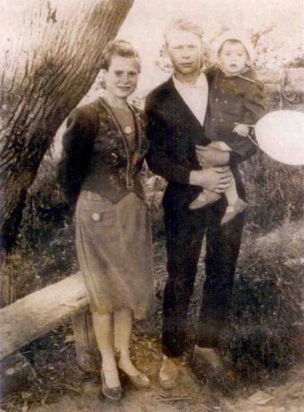 Березина З.А. с братом Недошивиным В.А. Слобода Печеры.
Фото около 1963 года.
