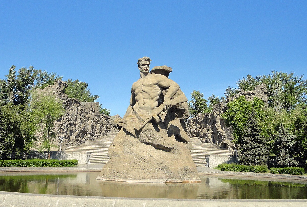 Площадь «Стоявших насмерть». Мамаев курган. Город-герой Волгоград.