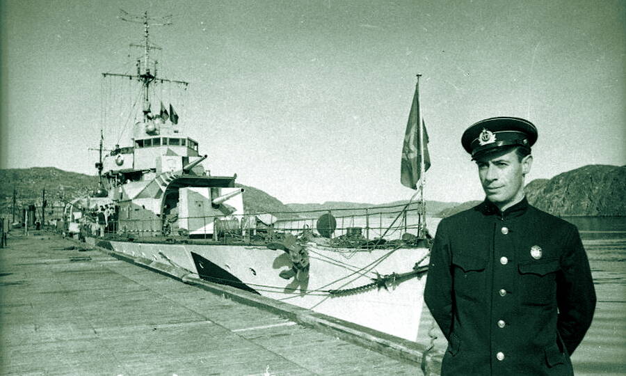 Военный корреспондент политуправления Северного флота Лев Кассиль, 1942 год.