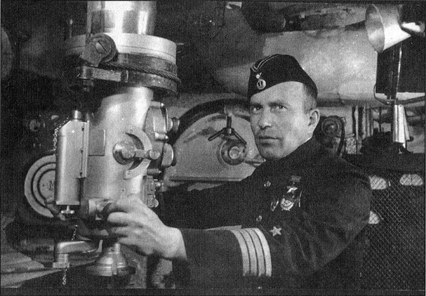 Капитан II ранга Иван Колышкин у перископа на подлодке. 1942 год