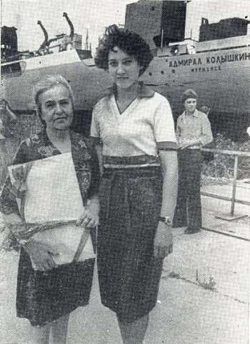 Имя И.А. Колышкина - на борту заполярного большого морозильного траулера.
Слева - вдова адмирала Любовь Михайловна.