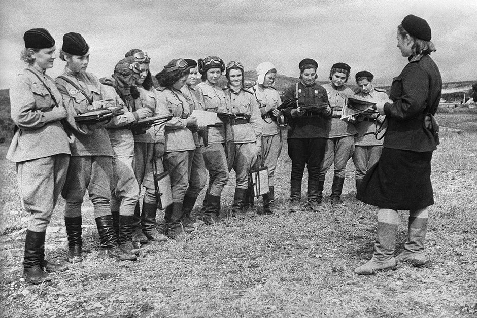 Летчицы 46-го гвардейского ночного бомбардировочного авиационного Таманского полка. Фото: Евгений Халдей/ТАСС