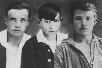 С друзьями по детскому дому. Виктор Астафьев – слева.