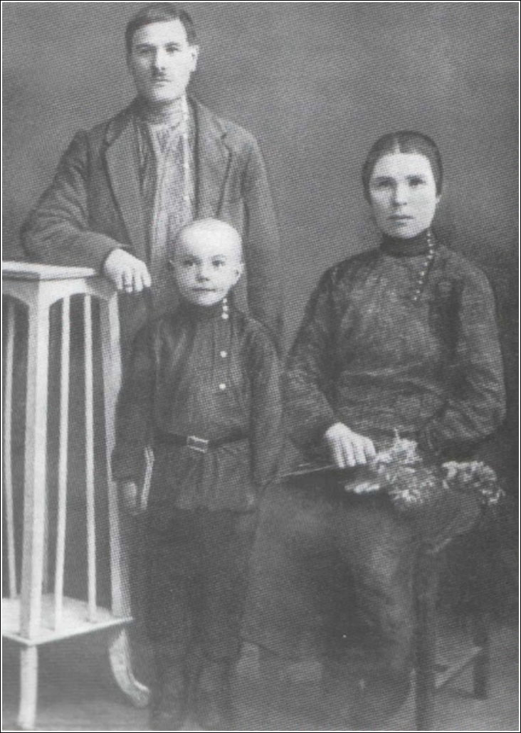 Виктор Астафьев с родителями