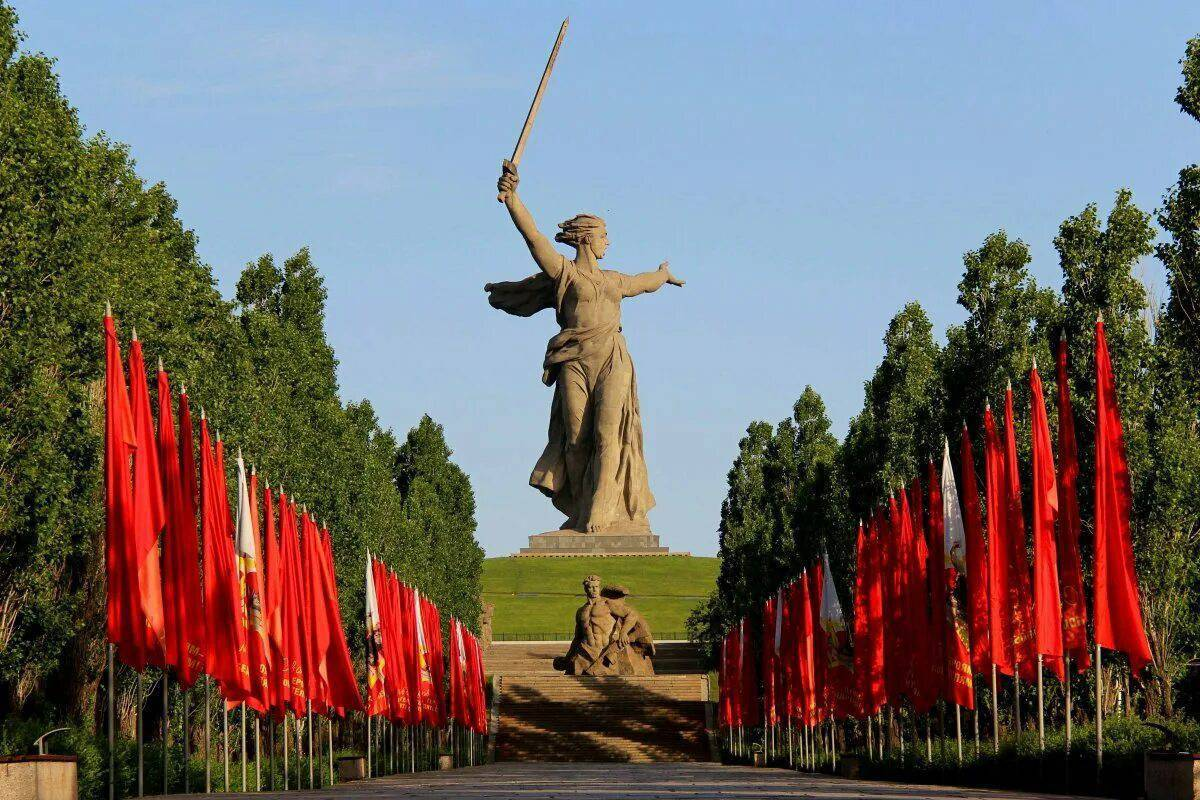«Аллея тополей »на Мамаевом кургане. Город-герой Волгоград.