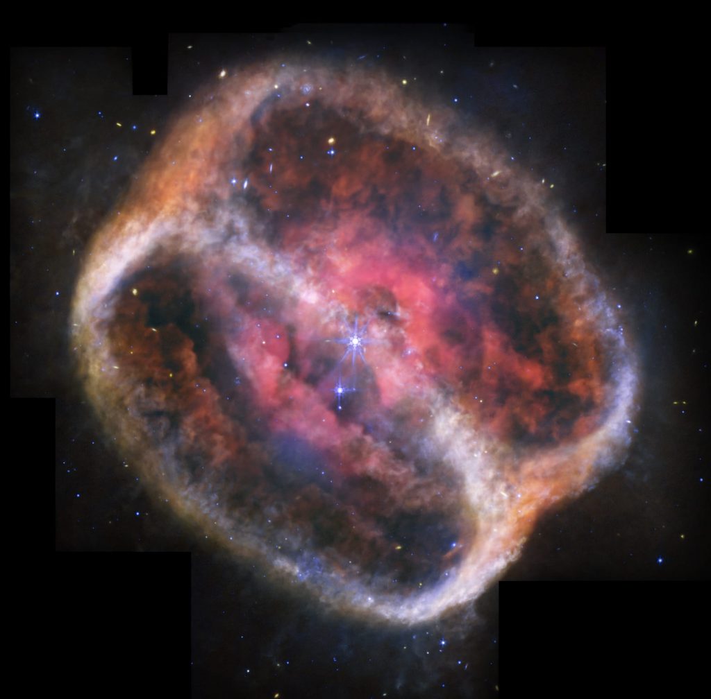 Среднеинфракрасный вид планетарной туманности NGC 1514. В центре находятся две звезды, одна из которых сбросила слои пыли и газа, приближаясь к концу своего жизненного цикла / © NASA / ESA / CSA / STScI / NASA-JPL / Caltech / UCLA