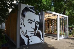 Павильон на остановке «улица Люкина» на Московском шоссе с портретом и стихами поэта