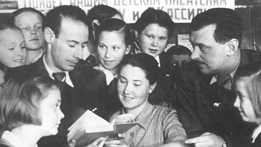 Л. Кассиль (слева) на встрече с читателями